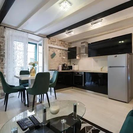 Apartment Stone Split